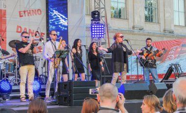 Yürütme sitede canlı müzik.