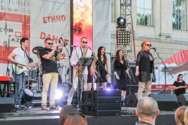 Kentsel sahnede performans sanatçıları.