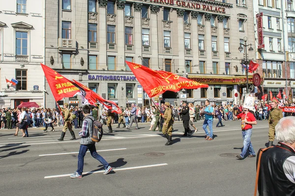 Soldati sotto tre bandiere sovietiche . — Foto Stock