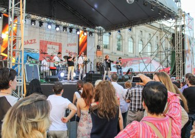 İnsanlar caz grubunun konserde.