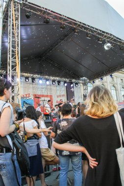 Olay yerinde insanlar.