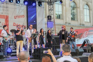 Sahne müzisyenler tarafından konuşma