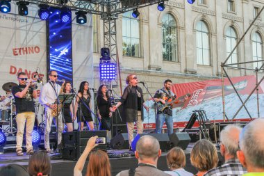 Açık havada müzisyenler.