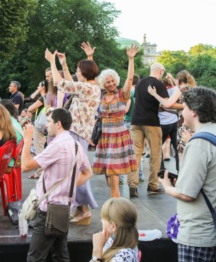 İnsanların kendi elleriyle dans.