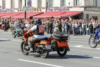 sepet ile motosiklet.