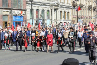 İnsanlar arasında beyaz giysili gençler.