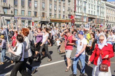 Onların portre sütun insanlarla çalıştırmak için.