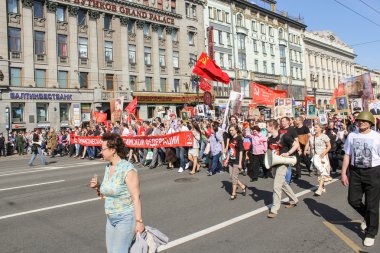 Komünist sembolleri olan birçok kişi.