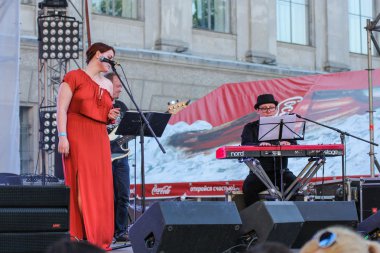 Piyanist ve şarkıcı.