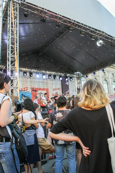 Olay yerinde insanlar.