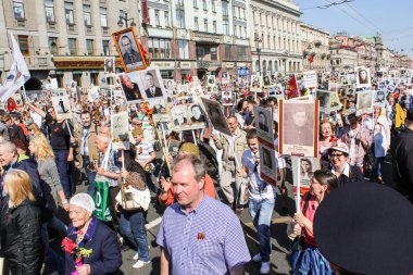 İnsanlar içinde düşmüş savaş portreleri ile.