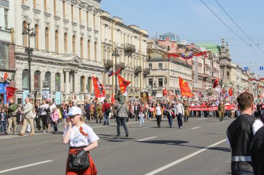 Büyük kırmızı bayraklı üniformalı insanlar.