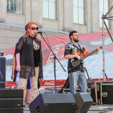 Bir gitarist ile sahnede Blues şarkıcı.