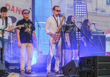 Mavi aydınlatmalı sahnede Blues grubu.