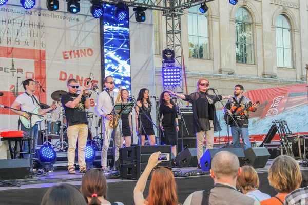 Açık sahnede müzisyenler.