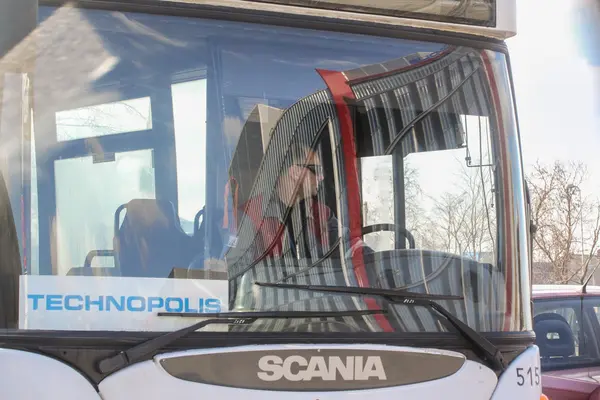 O motorista de ônibus ao volante . — Fotografia de Stock