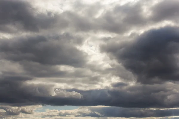 Dunkle Wolken am Himmel. — Stockfoto