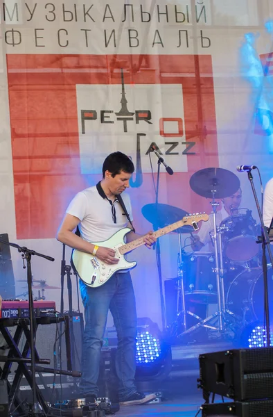 Músico com guitarra . — Fotografia de Stock