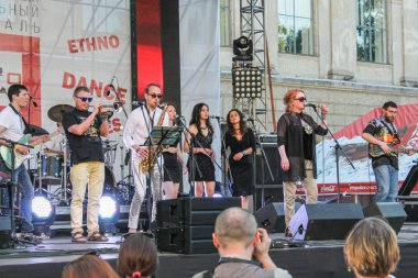 Sahnede canlı müzik.