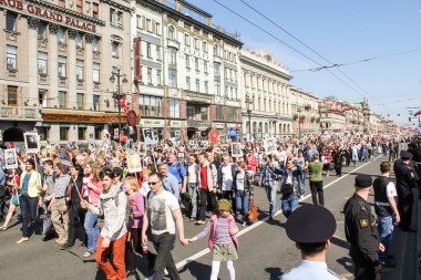 Sonsuz sütun insanlar.