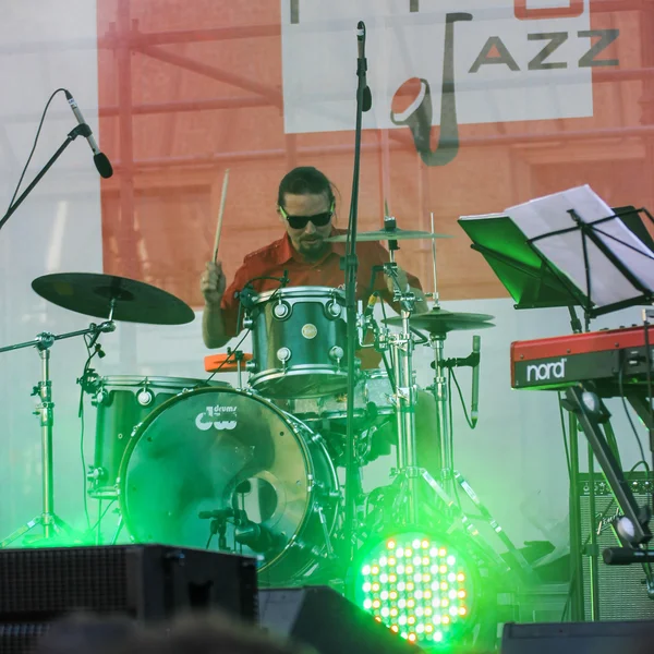 O baterista do instrumento no palco . — Fotografia de Stock