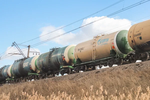 A composição dos tanques na ferrovia . — Fotografia de Stock