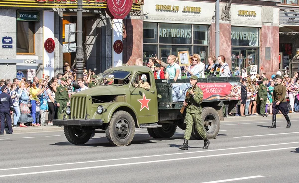 Camião militar com pessoas . — Fotografia de Stock