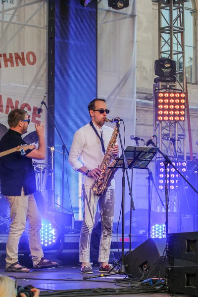Saxofonisten på scenen. — Stockfoto