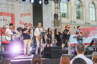 Caz müzisyenleri sahne performansını.