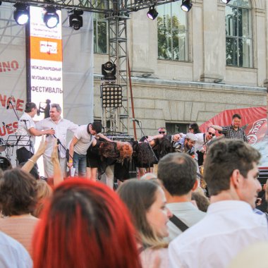 Elveda yay müzisyenler sahne.