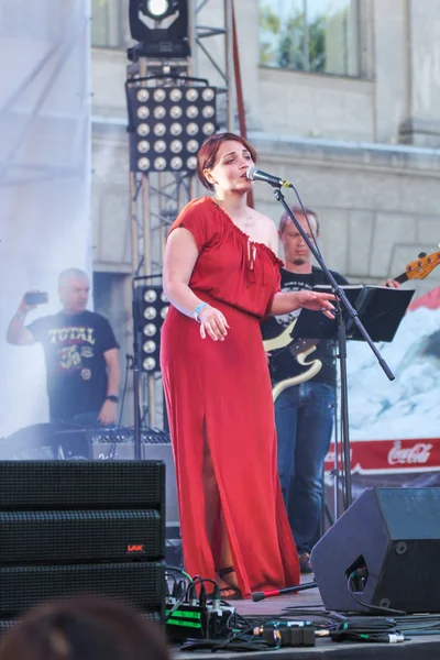 Cantante solista en el escenario en el micrófono . —  Fotos de Stock