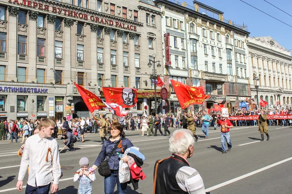 Люди под флагами Ленина и Сталина . — стоковое фото