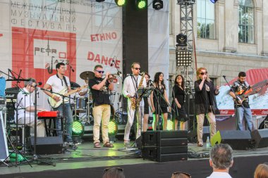 Caz müzisyenleri ile yeşil ışık performansını.