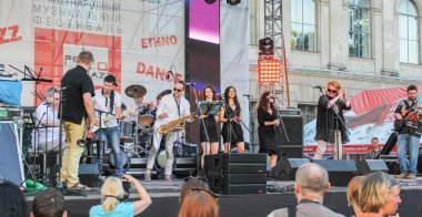 Müzisyenler açık bir alanda dans.