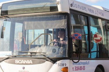 Yolcu otobüs sürüş sürücü.