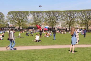 Tatilcilerin insanlar'ın bahçesinde.