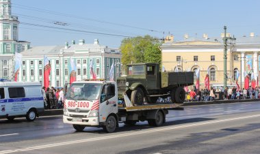 Köprüden ulaşım eski kamyon.