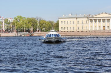 Tur tekne Nehri üzerinde.