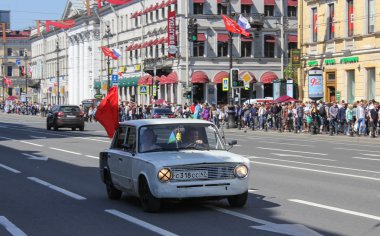 Bayrakla işaretlenmiş olan eski araba.