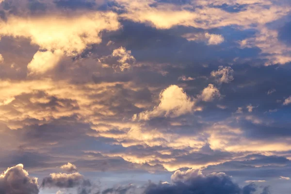 Clouds illuminated by the evening sun. — Stock Photo, Image