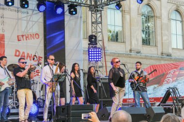 Sahnede canlı müzik yürütme.