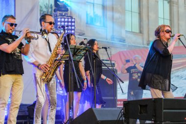 Sahnede müzisyenler.