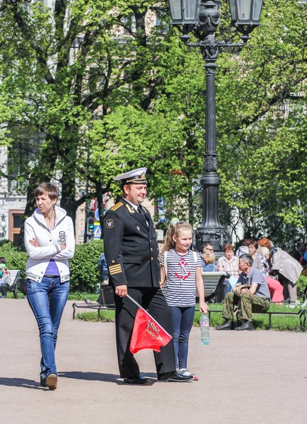 O oficial naval com uma filha e uma bandeira . — Fotografia de Stock