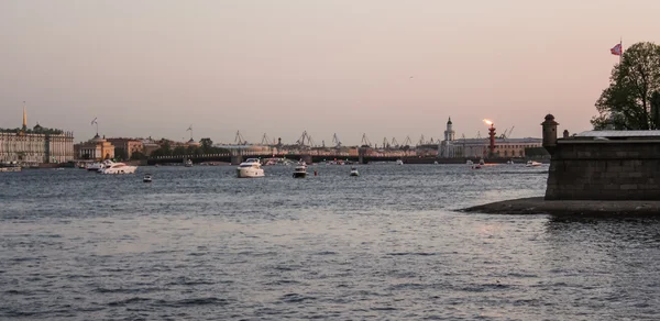 Havai fişek beklentisiyle Neva nehrinde küçük gemiler — Stok fotoğraf