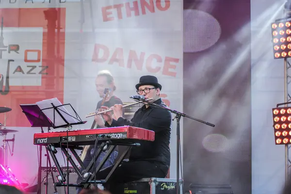 Ein Musiker, der Flöte spielt. — Stockfoto