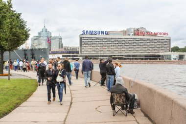 Yarım silindirik Neva embankment.