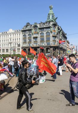 Genç adam bayraklarıyla fotoğrafı.