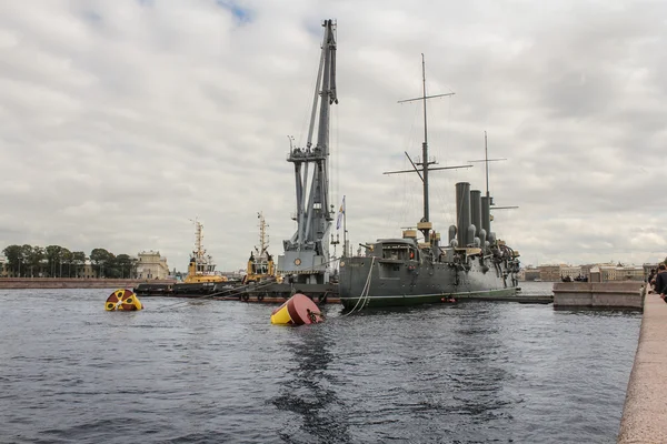 Kruiser "Aurora" en drijvende kraan. — Stockfoto