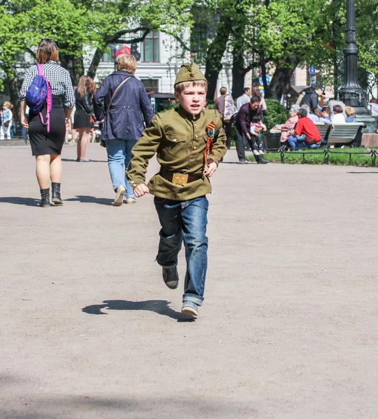Correndo no jardim de um adolescente . — Fotografia de Stock