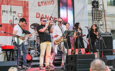 Sahne müzisyenler üzerinde dans.